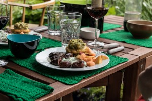 En af de første gange, hvor vi spiste rigtigt ude på vores nye terrasse.  Foråret har jo ikke været overstadig godt.