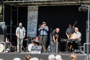 Musik på Engen. Damhusenen. Frokostjazz - verdensmysik - korsang. Her  frokostjazz med Richardos Jazzmen. Vi lavede det som en uofficiel udflugt for bofællesskabet med 6 deltagere.