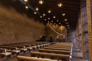 Juleaften hos Rasmus og Anne. Julegudstjeneste i Buddinge Kirke, indviet i 1968,