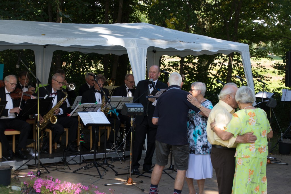 Musik i Rødovregårds have. Rødovre Palmehaveorkester og Happy Family.